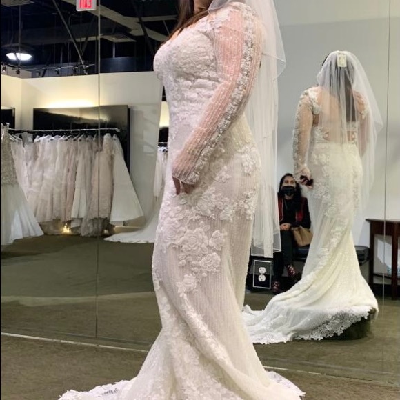 Selling NEW wedding dress.